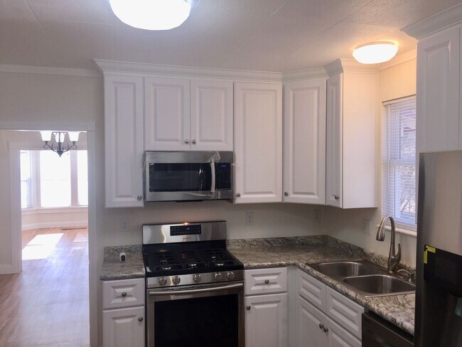 Building Photo - REMODELED 2 Bedroom Downtown Home