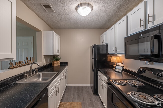 3BR, 2BA - 1,095SF - Kitchen - Village Square of Hot Springs