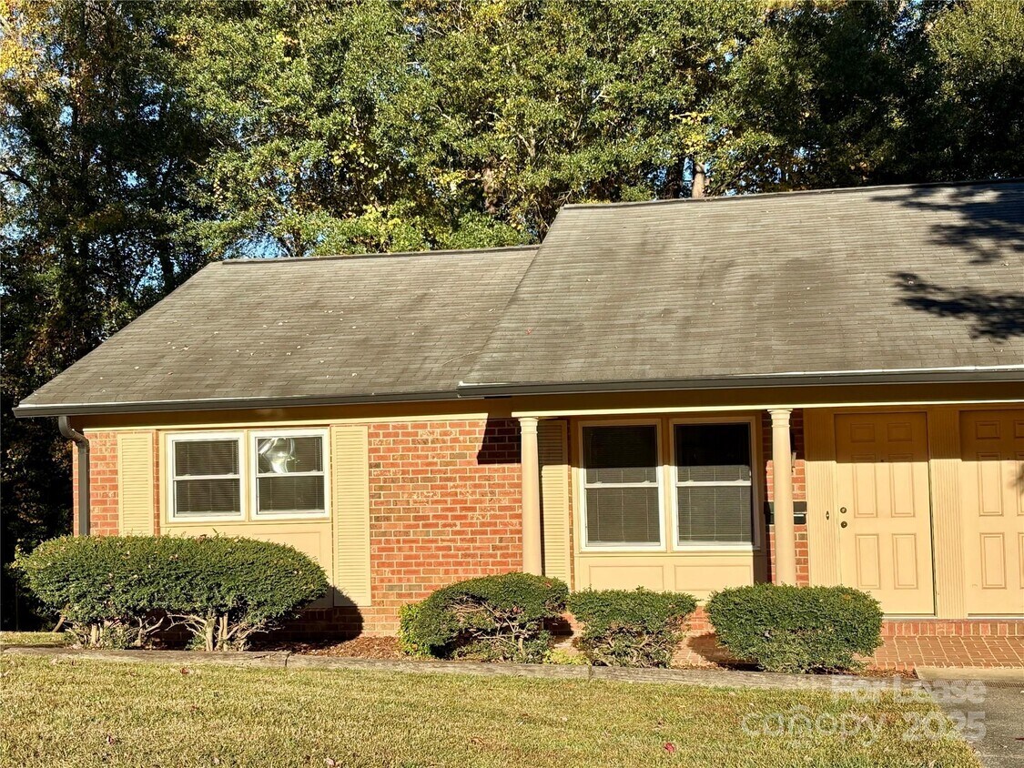 Primary Photo - 124 Hillcrest Dr