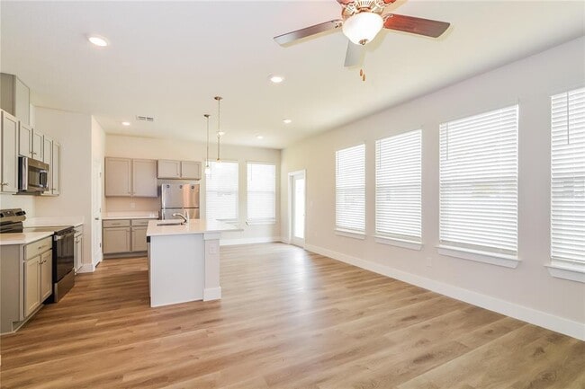 Foto del edificio - 332 Whiteheart Dr