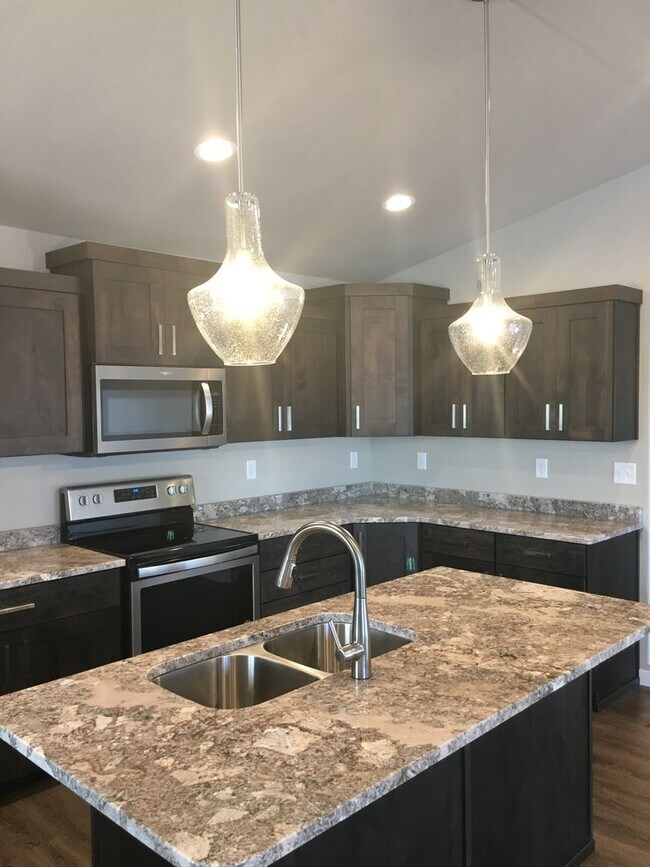 Building Photo - 4 Bed / 3 Bath House - Eagle Valley