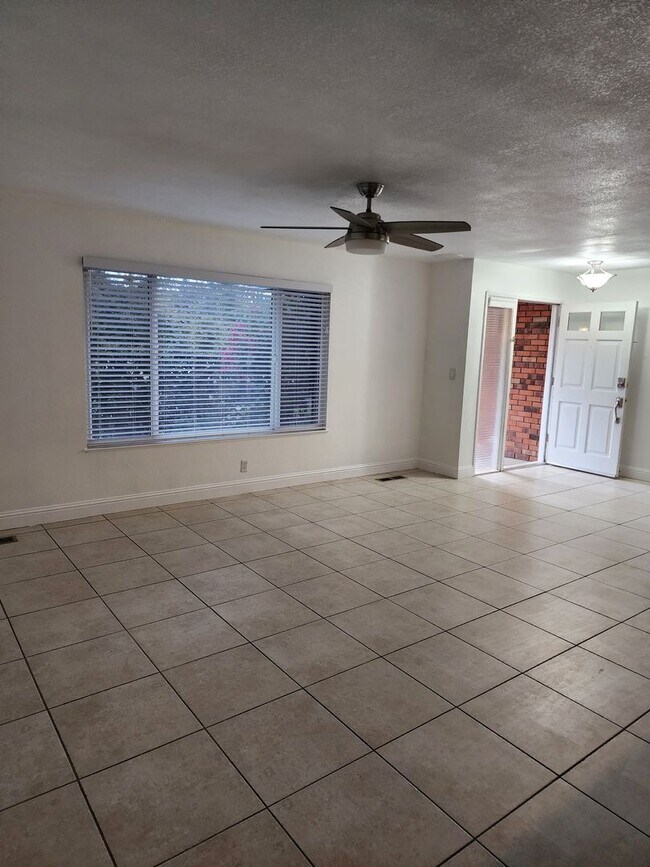 Foto del edificio - 3 Bedroom 2 bath with 2 car garage off of ...