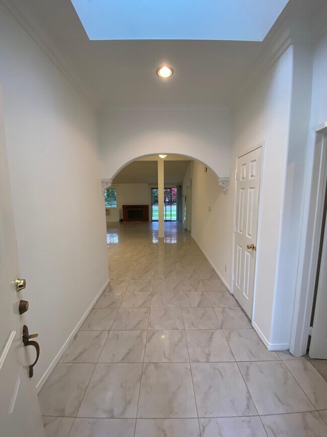 Foto del edificio - 9516 Larrabee Ave