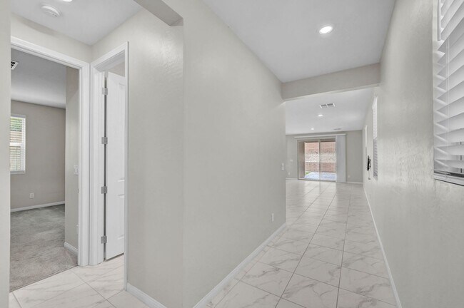 Foto del edificio - Summerlin gated community 4 bedroom 3 baths