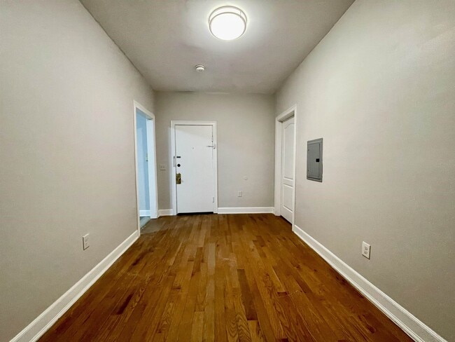 Foto del edificio - 6120 Monroe Pl
