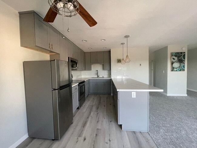 Foto del edificio - 7555 Linda Vista Rd