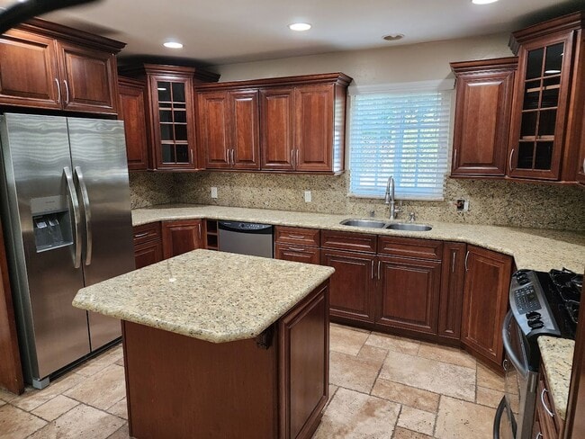 Building Photo - Single Level Fallbrook Home with 3 Bedrooms plus Office/Den.