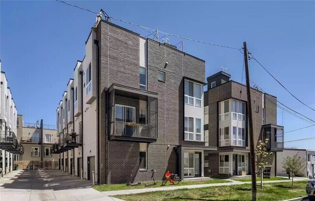 Building Photo - 3041 W 19th Ave