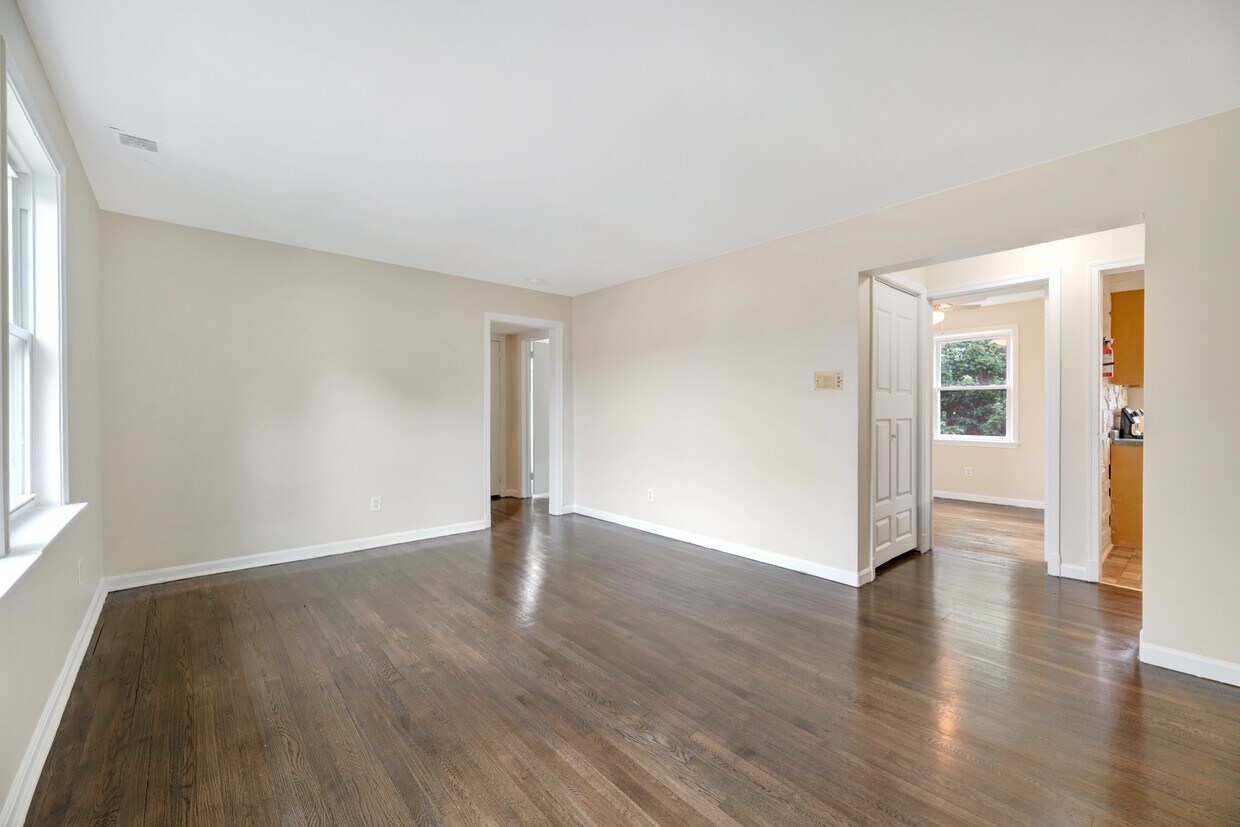 Foto principal - 3905 Pennsylvania Ave. SE