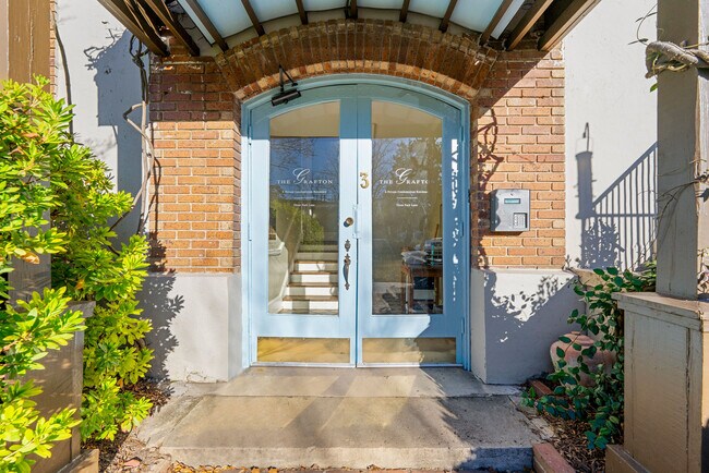 Front entry - 5 steps to front door. - 3 Park Ln NE
