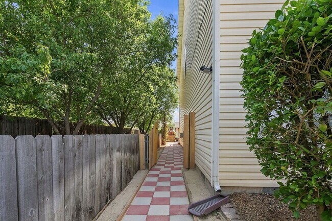 Building Photo - 1012 N Jullion Ave