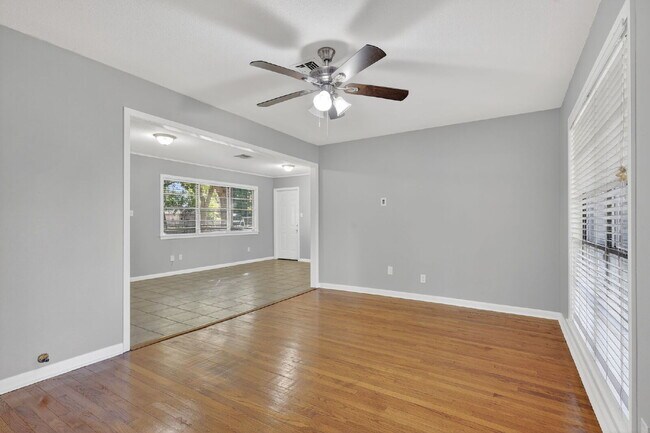 Building Photo - Cozy 3-Bed, 2-Bath Home with Big Backyard in Rosenberg