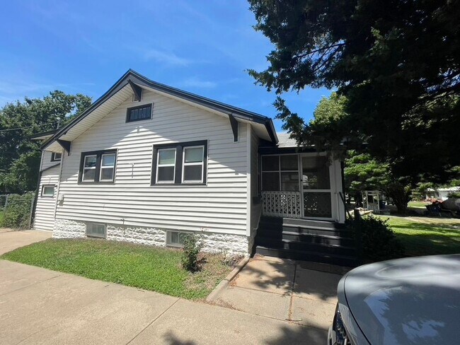 Building Photo - 523 N Erie St