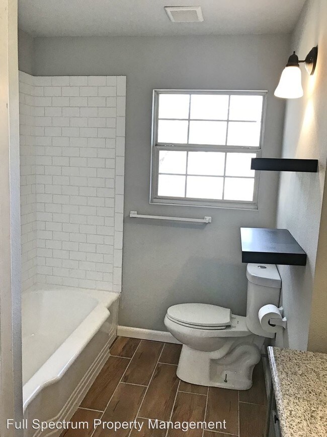 Foto del edificio - 347 Pinewood Ln