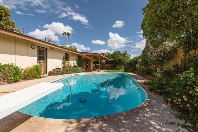 Foto del edificio - 5 Bedroom/2 Bath Home in amazing ASU Neighborhood