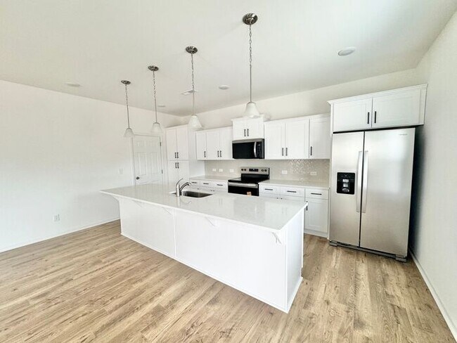 Foto del edificio - NEW CONSTRUCTION Spacious 4 br home with office and loft area near shopping and I-85