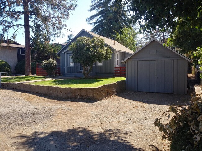 Foto del edificio - BEAUTIFUL HOME ON LARGE LOT W/ ADDITIONAL OFFICE SPACE