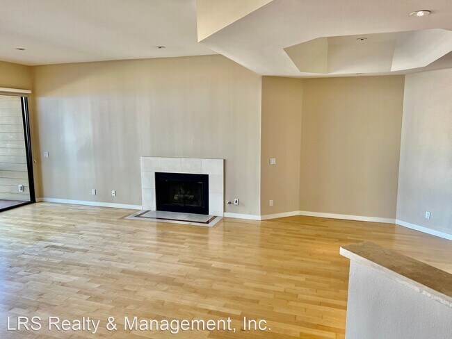 Building Photo - 2 br, 2.5 bath House - 750 S. Bundy Dr.  #207