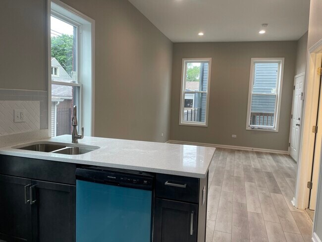 Foto del edificio - 2112 W 23rd Pl