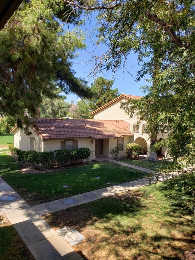 Building Photo - 3141 Pinehurst Dr