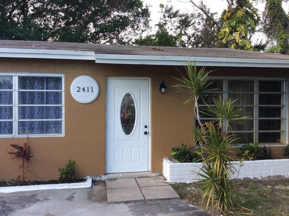 Primary Photo - 2411 SW 45th Ave