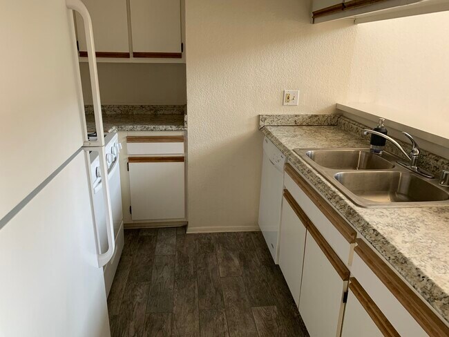 Apt. 203 - 1230 N Cherokee Ave