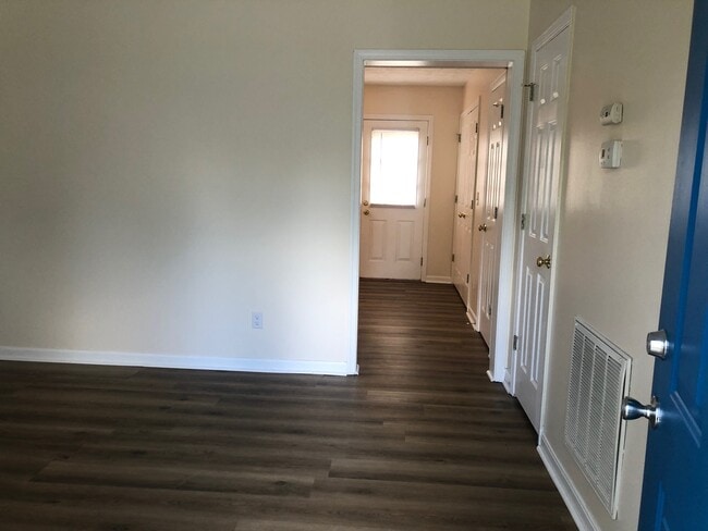 Pasillo a la cocina - 433 Ridgefield Ave