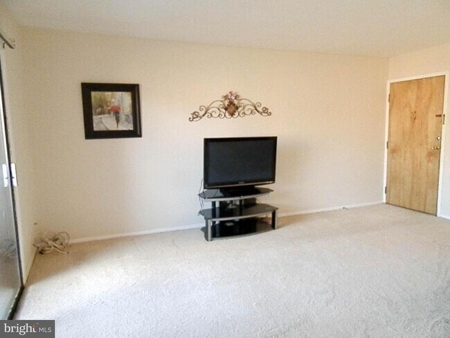 Building Photo - 1515 S George Mason Dr