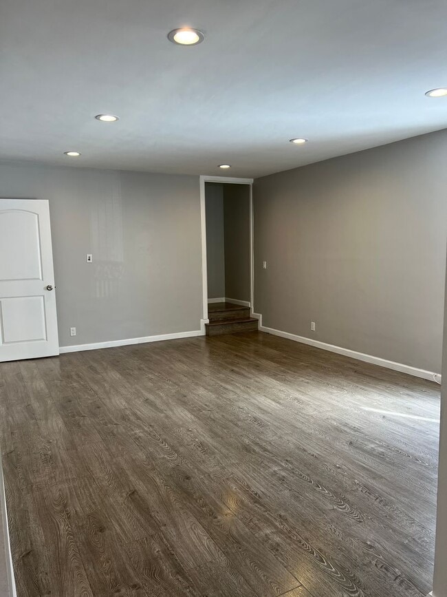 Building Photo - 1162 Raymond Ave