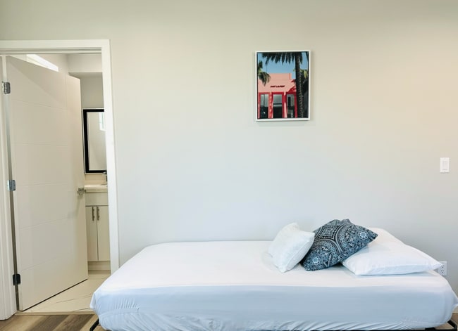 Foto del edificio - 1301 N Kingsley Dr