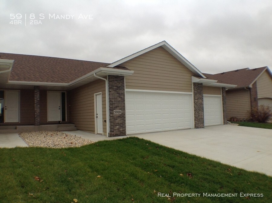 Rare 4 Bedroom Twin Home with 3 stall garage! House Rental in Sioux Falls, SD