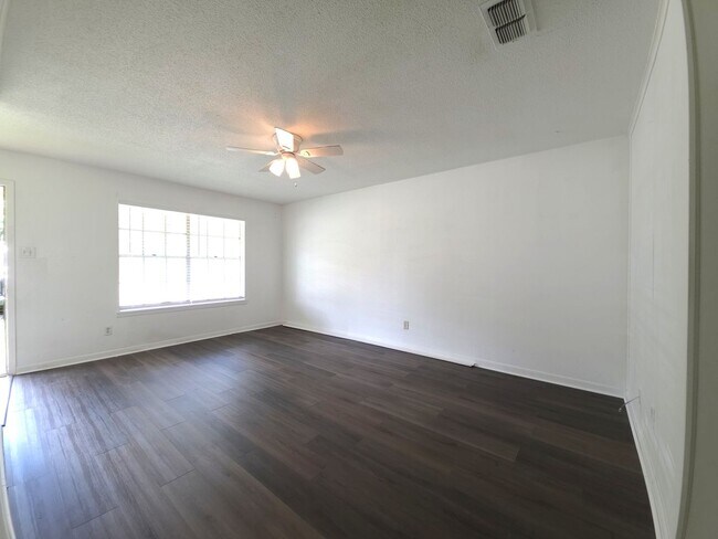 Foto del edificio - 501 E Reagan St