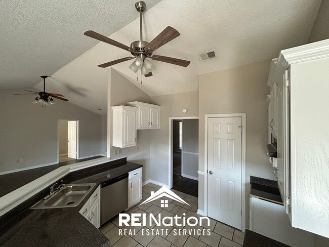 Foto del edificio - HORN LAKE STUNNER! 3BR/2BA | Vaulted Ceilings & Fireplace | Covered Patio & Garage!