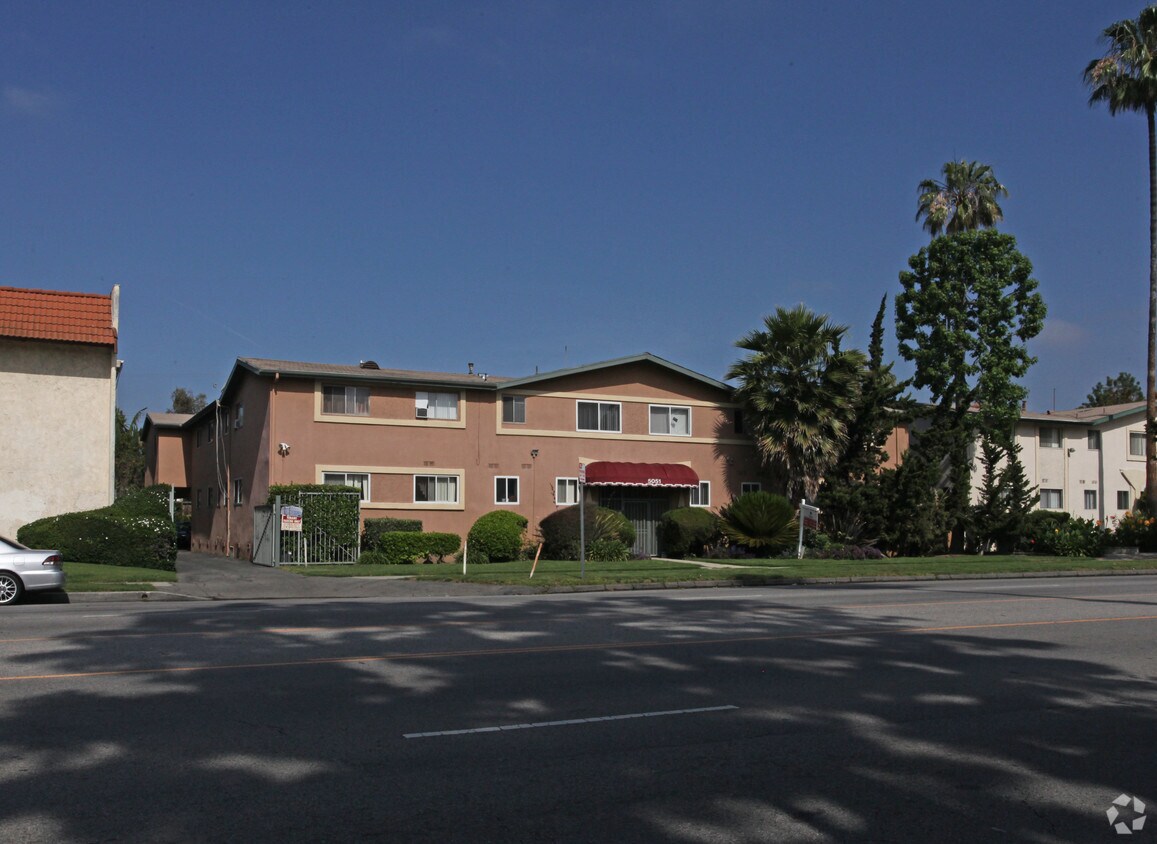 Foto principal - 5051 Woodman Ave