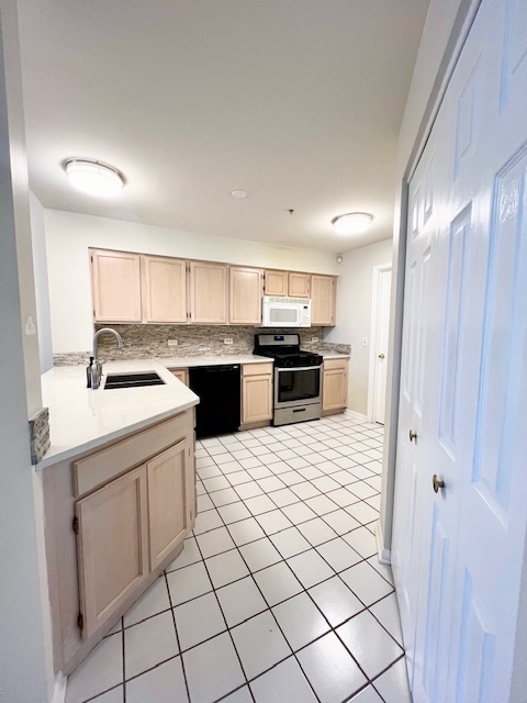 Kitchen - 1152 E Wilson Ave