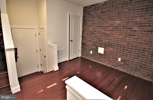 Building Photo - 604 Regent Pl NE