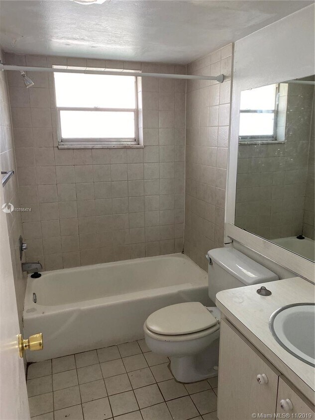 Building Photo - 950 Hillcrest Dr