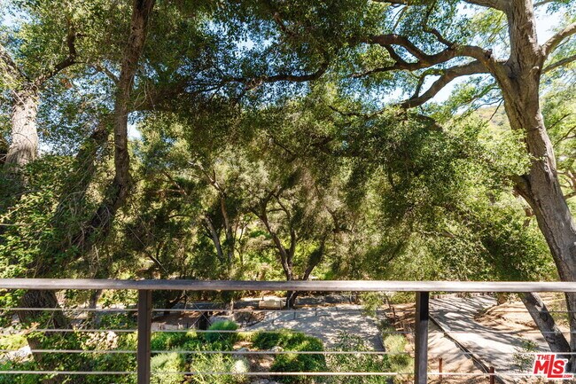 Foto del edificio - 1149 Old Topanga Canyon Rd