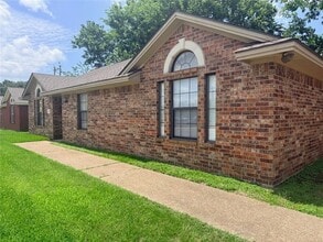 Building Photo - 826 Nimitz St