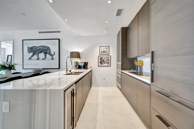 Foto del edificio - 801 South Pointe Dr