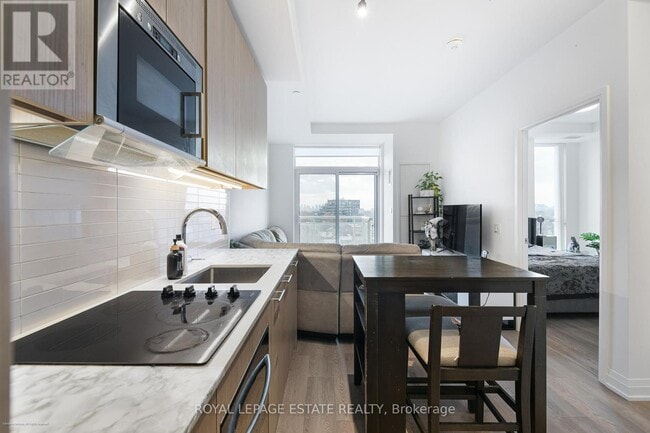 Building Photo - 286 Main St