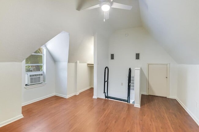 Building Photo - 1110 W 22nd St