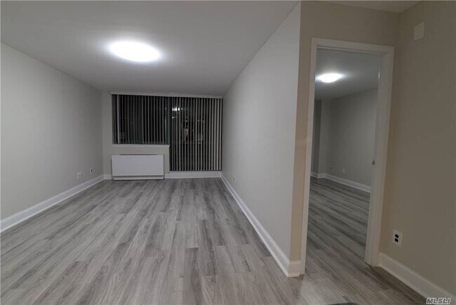 Foto del edificio - 97-12 63rd Dr