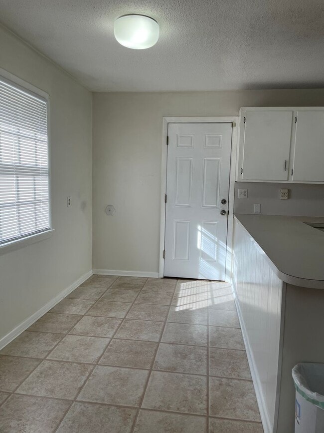 Foto del edificio - Charming Winter-Ready Home – Yours for $1,825/mo