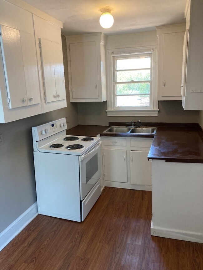 Building Photo - 3 Bedroom 1 Bathroom