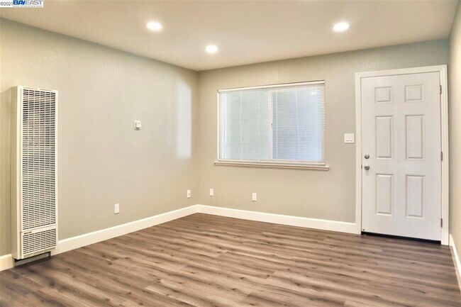 Building Photo - 576 Smalley Ave