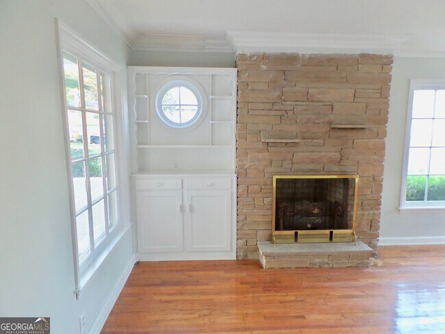 Building Photo - 2425 Elm Dr