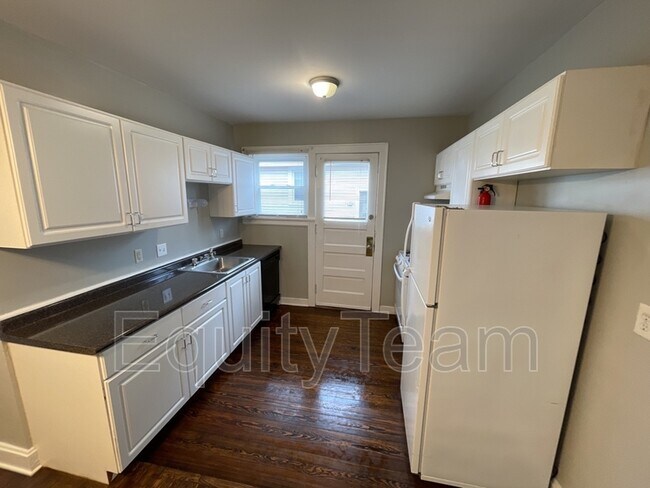 Building Photo - 3157 Parkview Ave