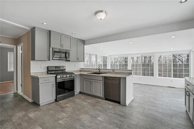 Building Photo - 19 Ridgeview Rd