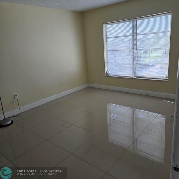 Building Photo - 4164 Inverrary Dr